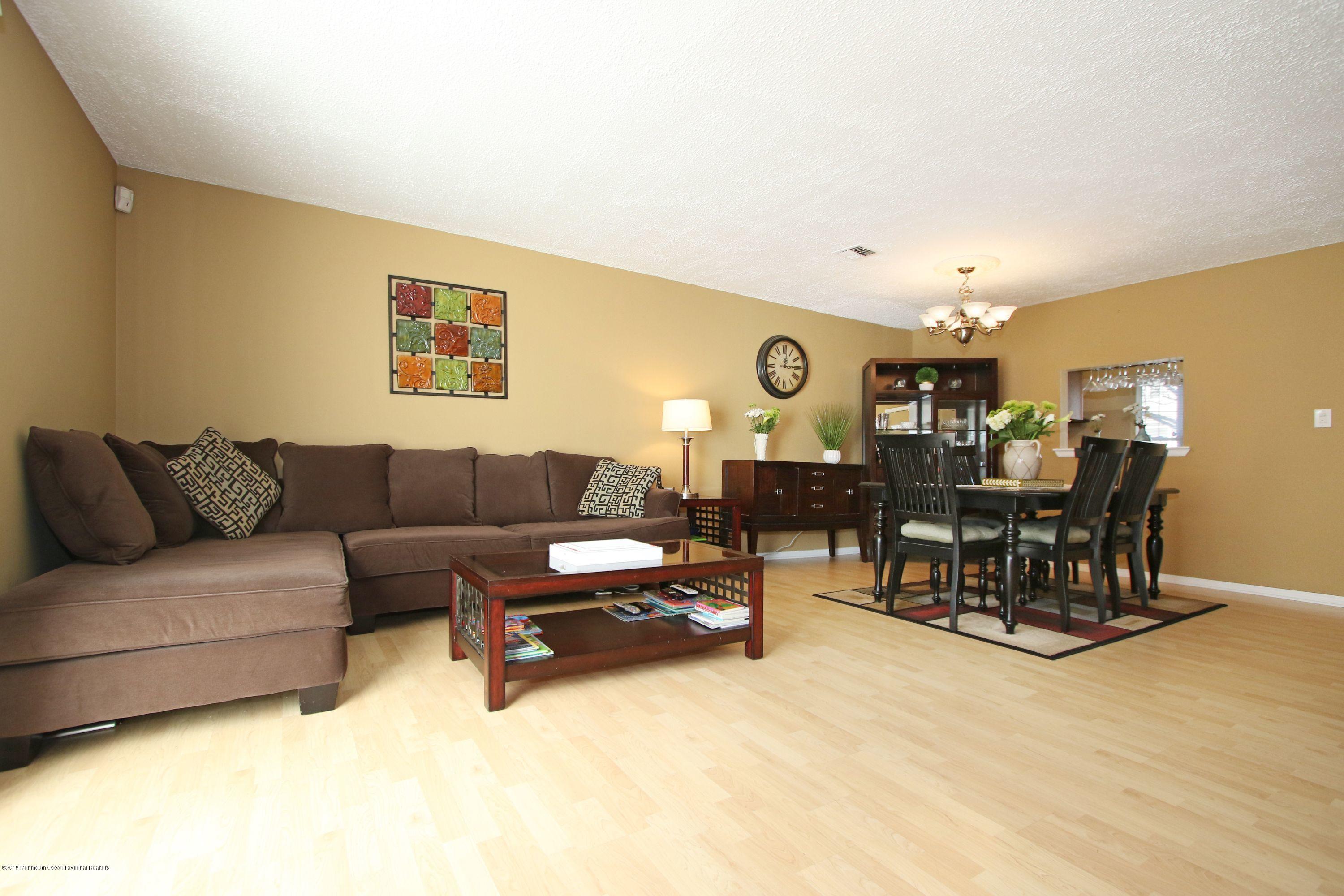 60 County Road, Unit F029 Cliffwood, NJ 07721 - Photo 17 of 33 Living Room