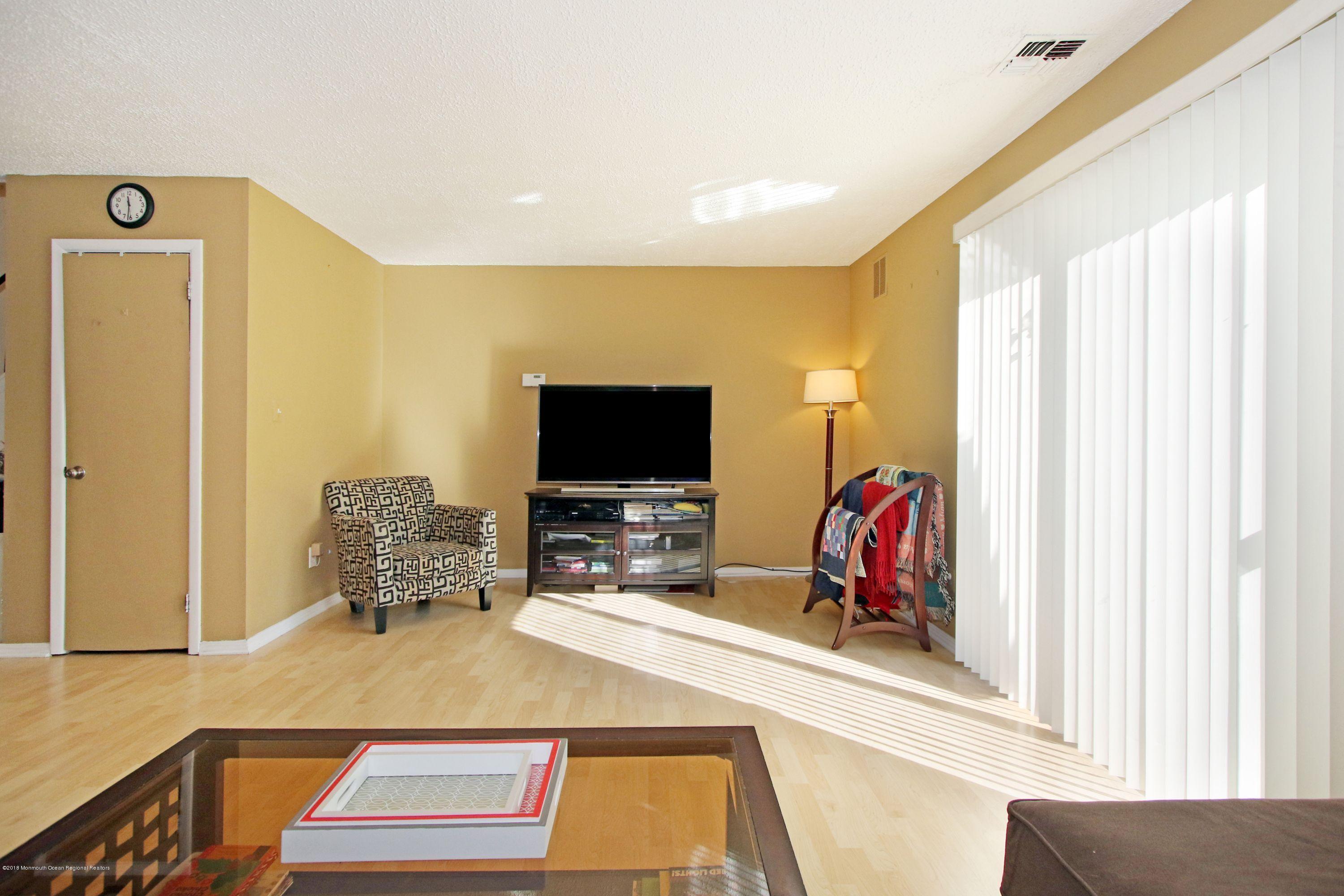 60 County Road, Unit F029 Cliffwood, NJ 07721 - Photo 20 of 33 Living Room