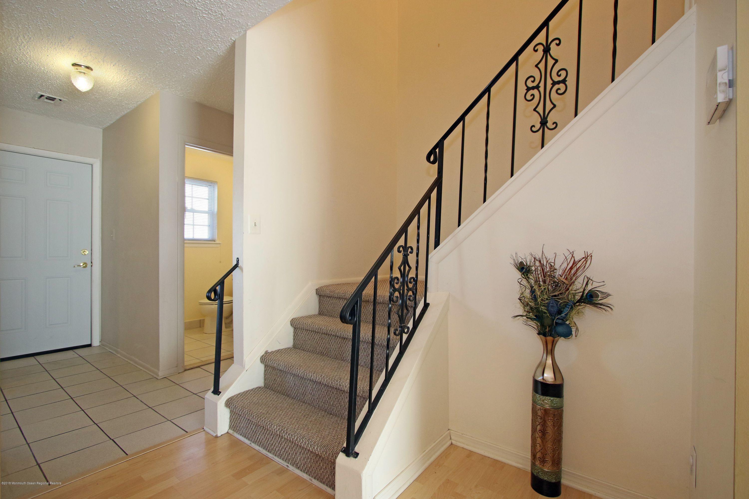 60 County Road, Unit F029 Cliffwood, NJ 07721 - Photo 4 of 33 Foyer entrance