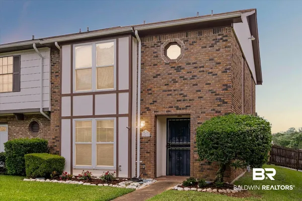 $207,900 | 527 Highland Woods Drive West, Mobile, AL 36608