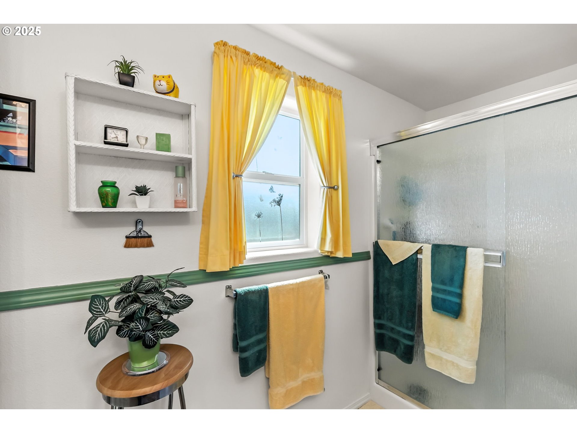 1933 South 58th Street Springfield, OR 97478 - Photo 17 of 32 a bathroom with a window and a potted plant