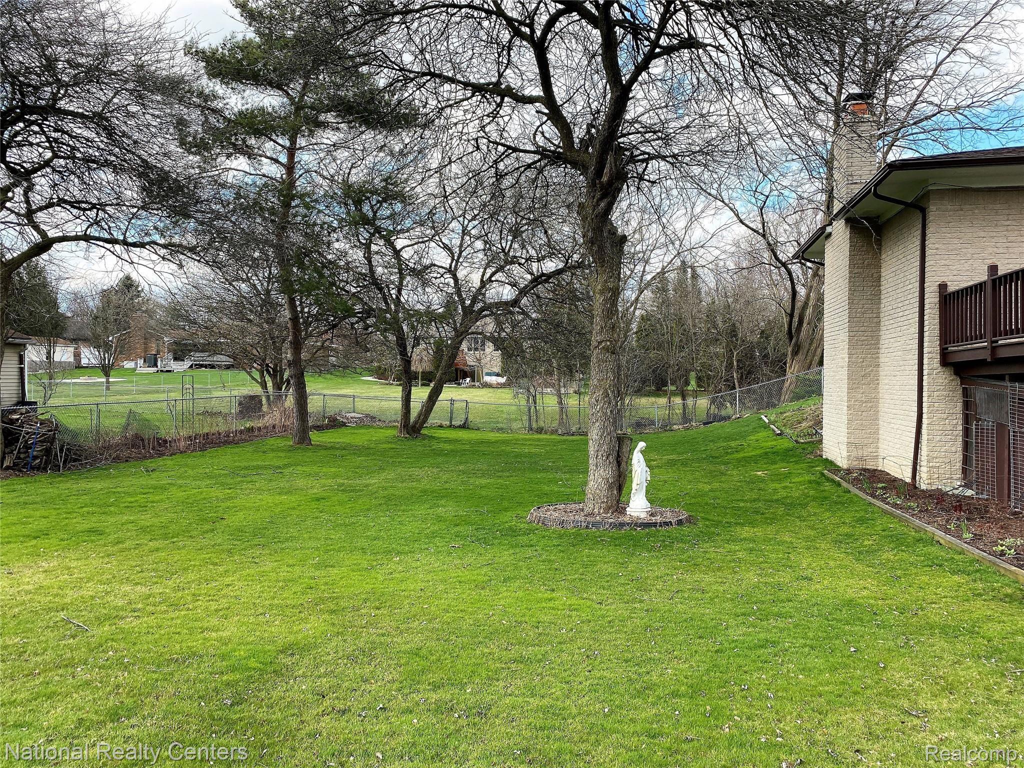 19427 Newburgh Road Livonia, MI 48152 - Photo 48 of 55 IMG_5558.JPG