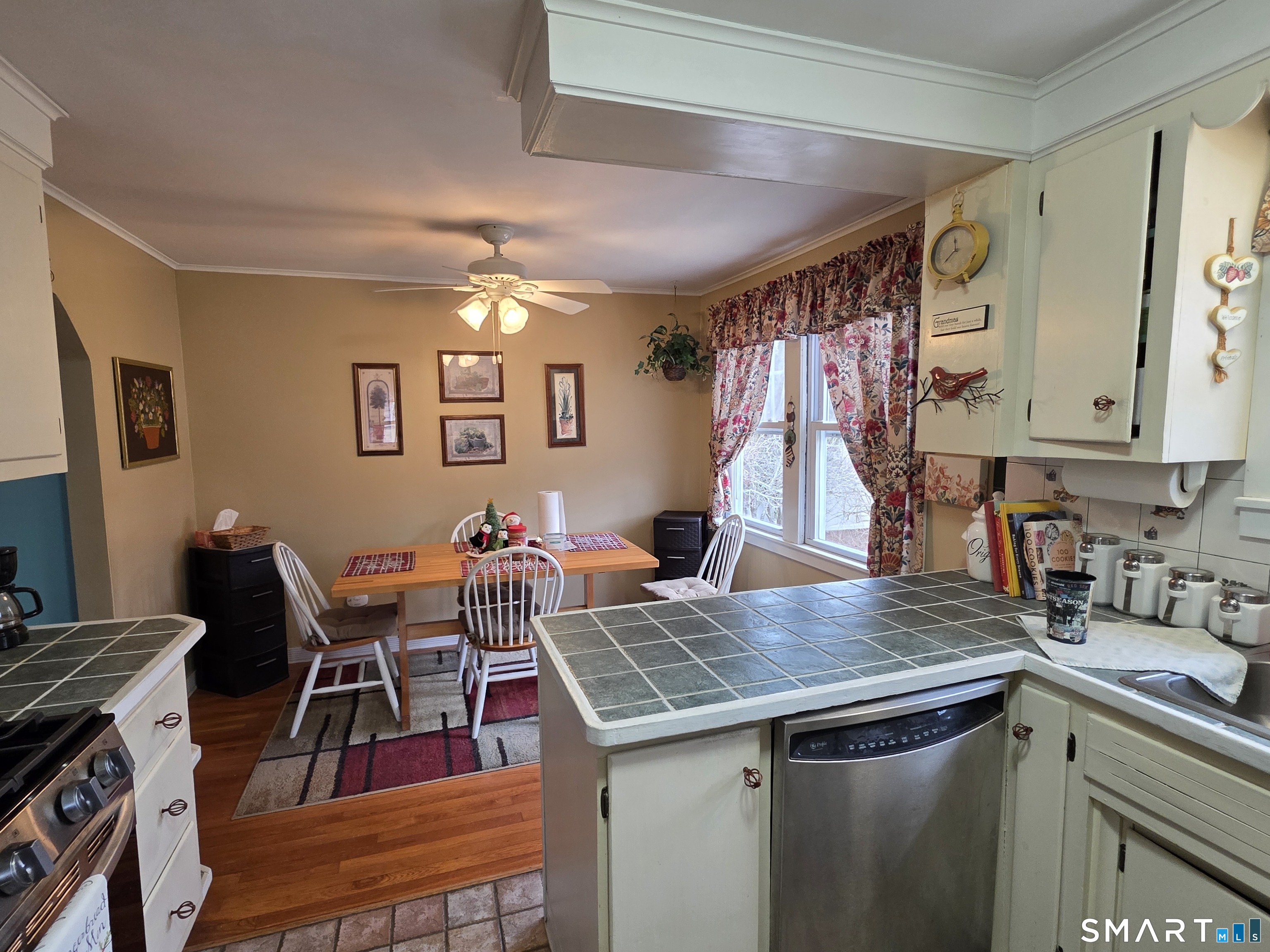 22 Pond Road Franklin, CT 06254 - Photo 6 of 34 a kitchen with a stove and a refrigerator