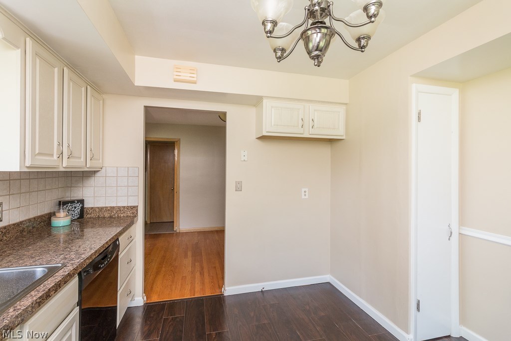 7812 Hoertz Road Cleveland, OH 44134 - Photo 4 of 27