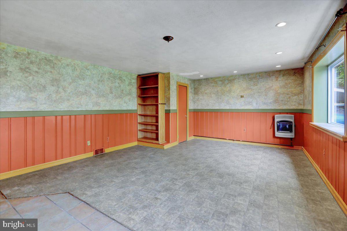 2304 Alsace Road Reading, PA 19604 - Photo 29 of 38 an empty room with windows