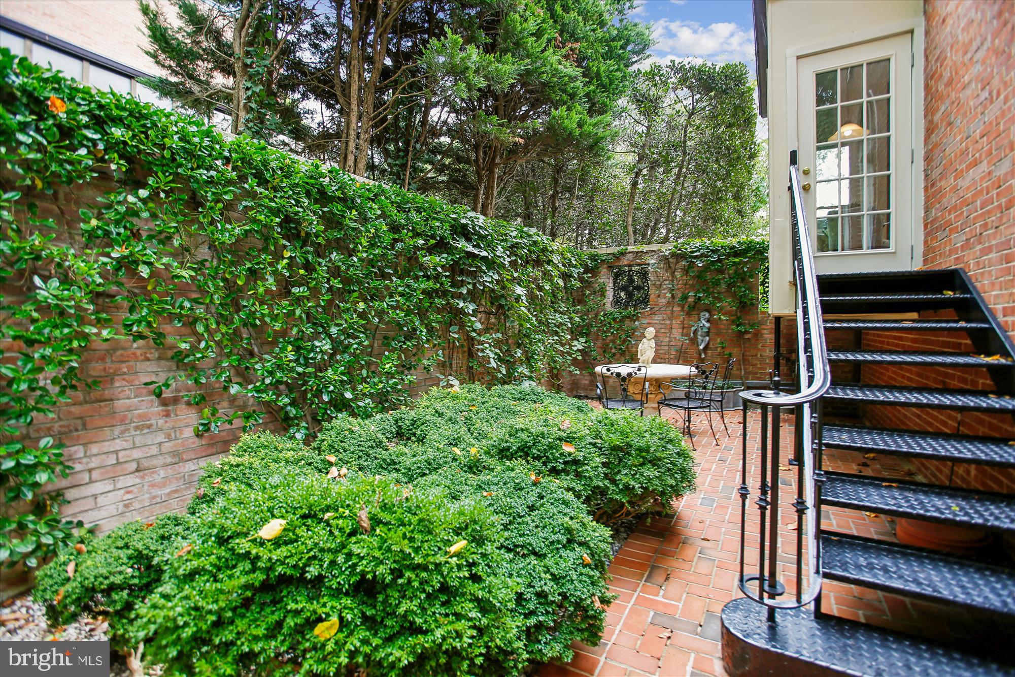 4016 Linnean Avenue Northwest Washington, DC 20008 - Photo 20 of 37 Side Patio off Kitchen