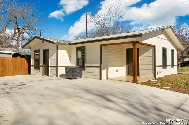 $1,350 | 129 East Torrey Street, New Braunfels, TX 78130