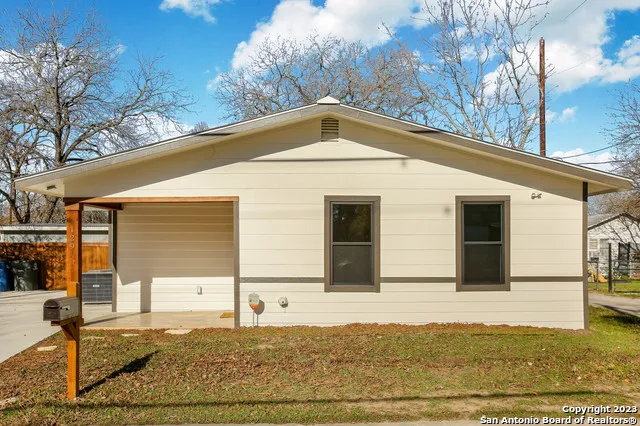 $1,350 | 129 East Torrey Street, New Braunfels, TX 78130