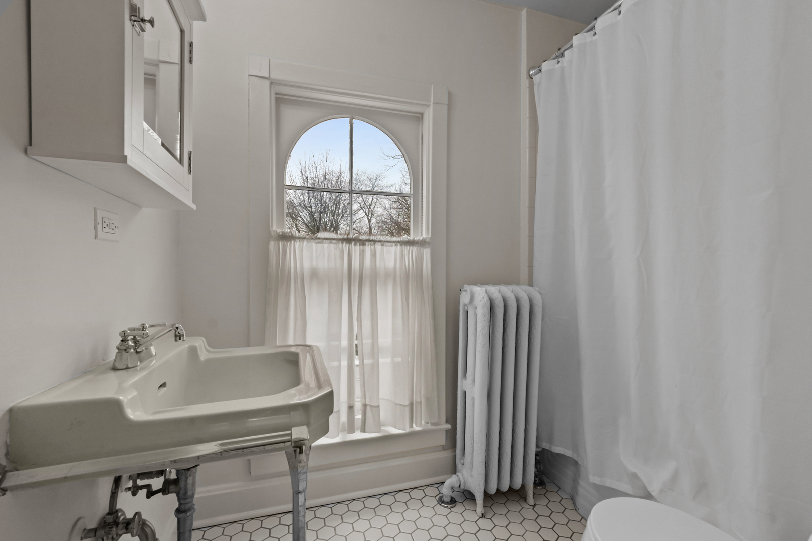 595 Washington Road Lake Forest, IL 60045 - Photo 21 of 28 a bathroom with a sink and a mirror