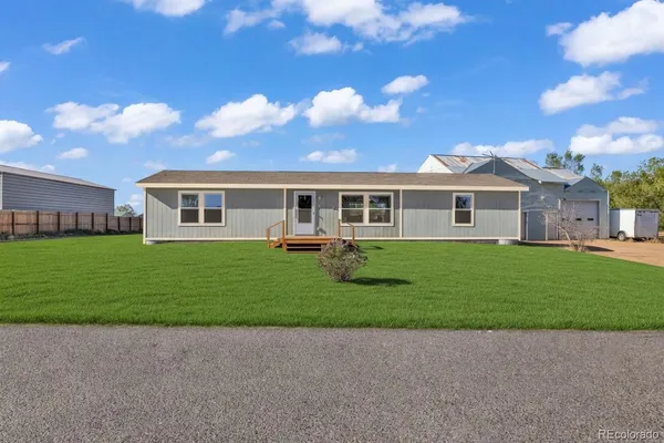 a view of house with a yard