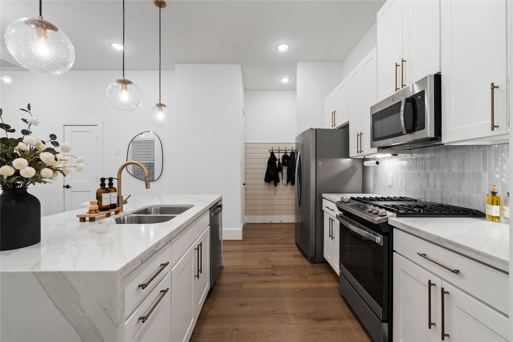 9011 Wellspring Drive Houston, TX 77080 - Photo 11 of 24 a kitchen with stainless steel appliances granite countertop a sink a stove and a refrigerator