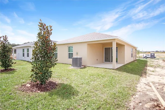 a house view with backyard space