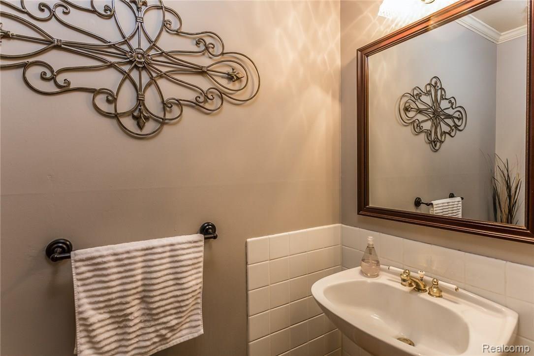 1317 Wagon Wheel Lane Rochester, MI 48306 - Photo 13 of 26 Powder room on main floor