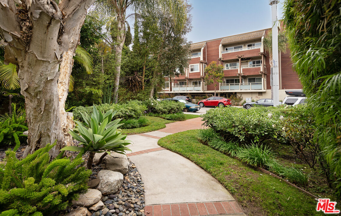 4350 Vía Dolce, Unit 105 Marina del Rey, CA 90292 - Photo 26 of 31 a view of a garden with a pathway