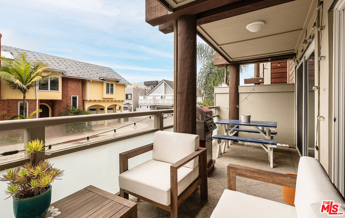 4350 Vía Dolce, Unit 105 Marina del Rey, CA 90292 - Photo 6 of 31 a table and chairs in front of a house