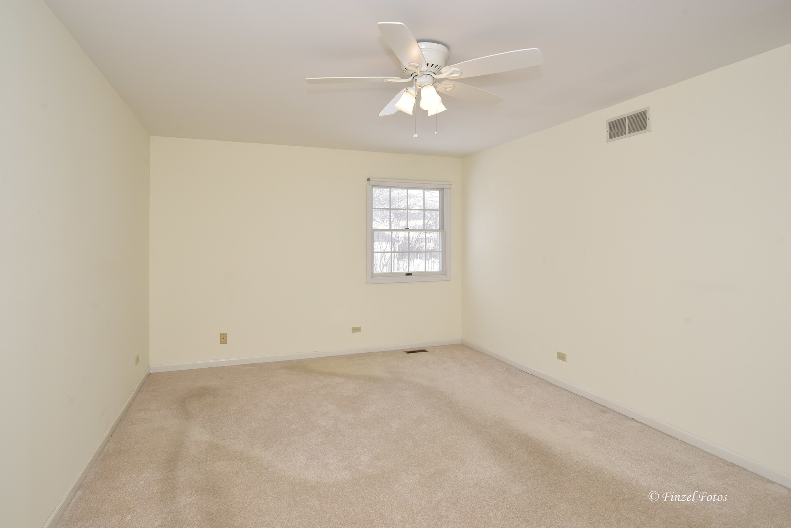 691 Canyon Lane Elgin, IL 60123 - Photo 9 of 17 an empty room with windows and ceiling fan