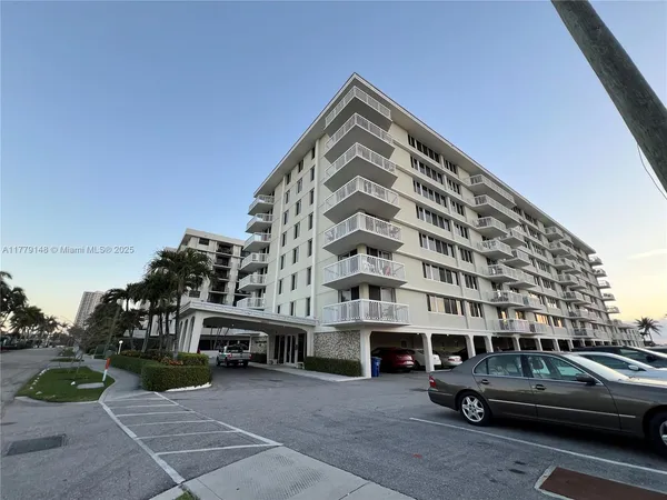 $2,500 | 125 South Ocean Avenue, Unit 214, Palm Beach Shores, FL 33404
