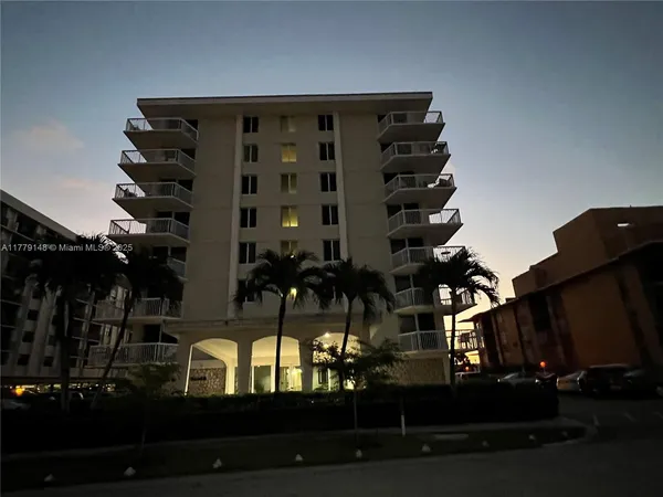 $2,500 | 125 South Ocean Avenue, Unit 214, Palm Beach Shores, FL 33404