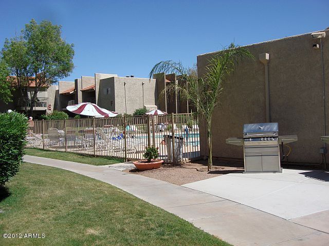5525 East Thomas Road, Unit J4 Phoenix, AZ 85018 - Photo 28 of 36 Community Pool