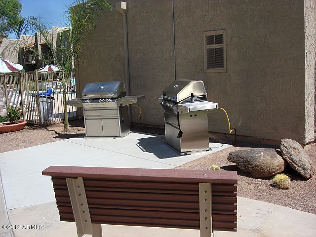 5525 East Thomas Road, Unit J4 Phoenix, AZ 85018 - Photo 29 of 36 Community BBQ's