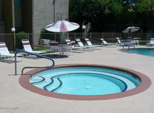 5525 East Thomas Road, Unit J4 Phoenix, AZ 85018 - Photo 33 of 36 Community Jacuzzi