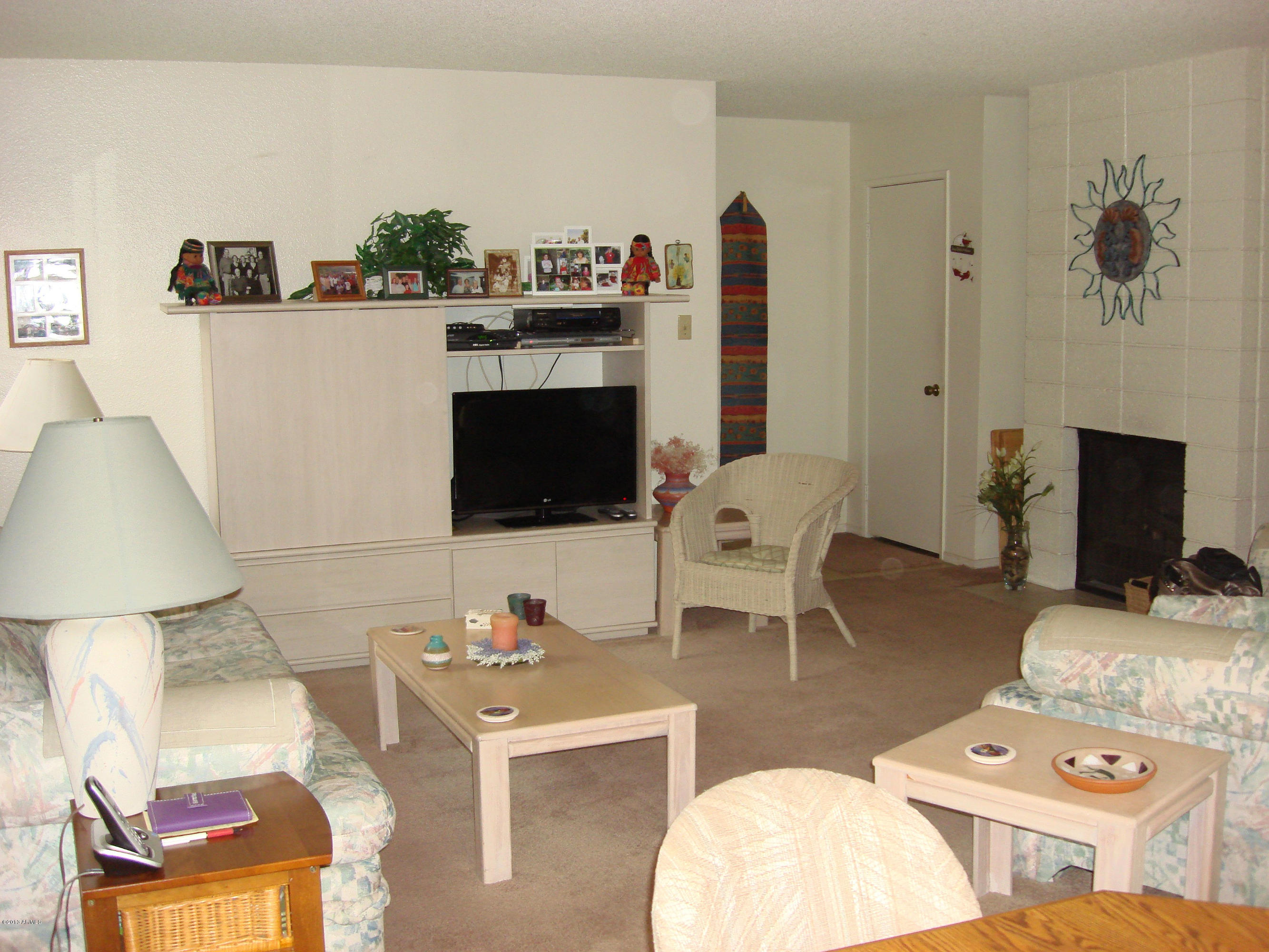 5525 East Thomas Road, Unit J4 Phoenix, AZ 85018 - Photo 5 of 36 Living Room