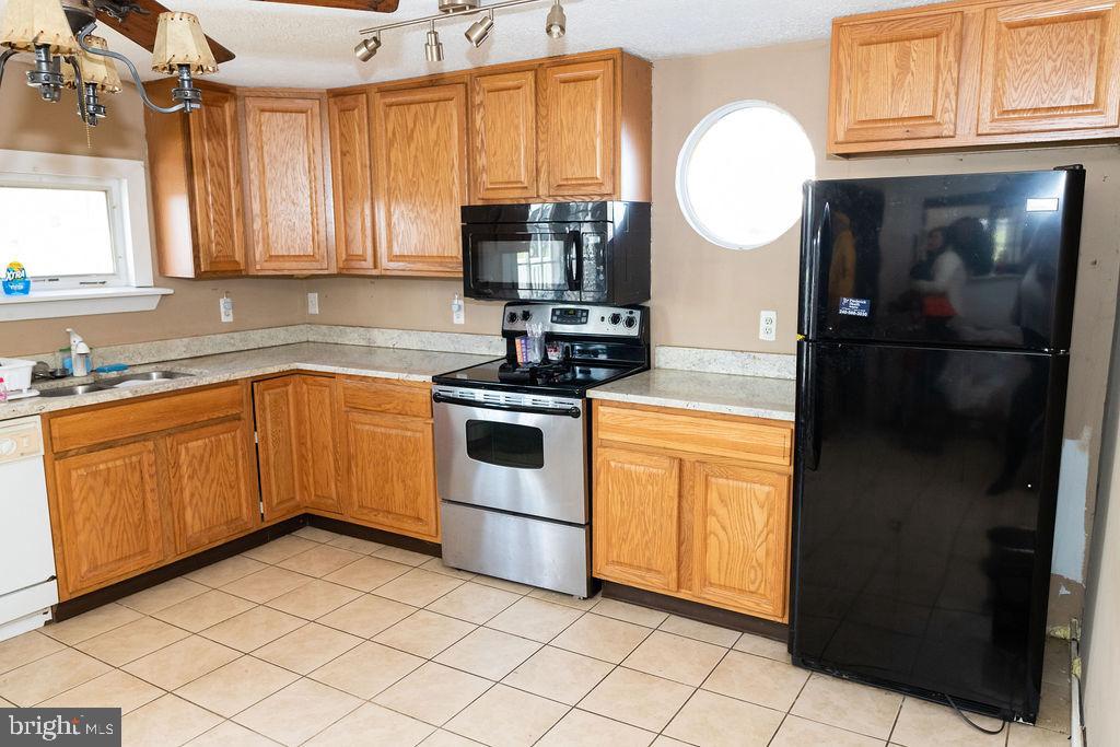10510 Fountain School Road Union Bridge, MD 21791 - Photo 2 of 47 Eat-in kitchen; granite countertops & ceramic tile