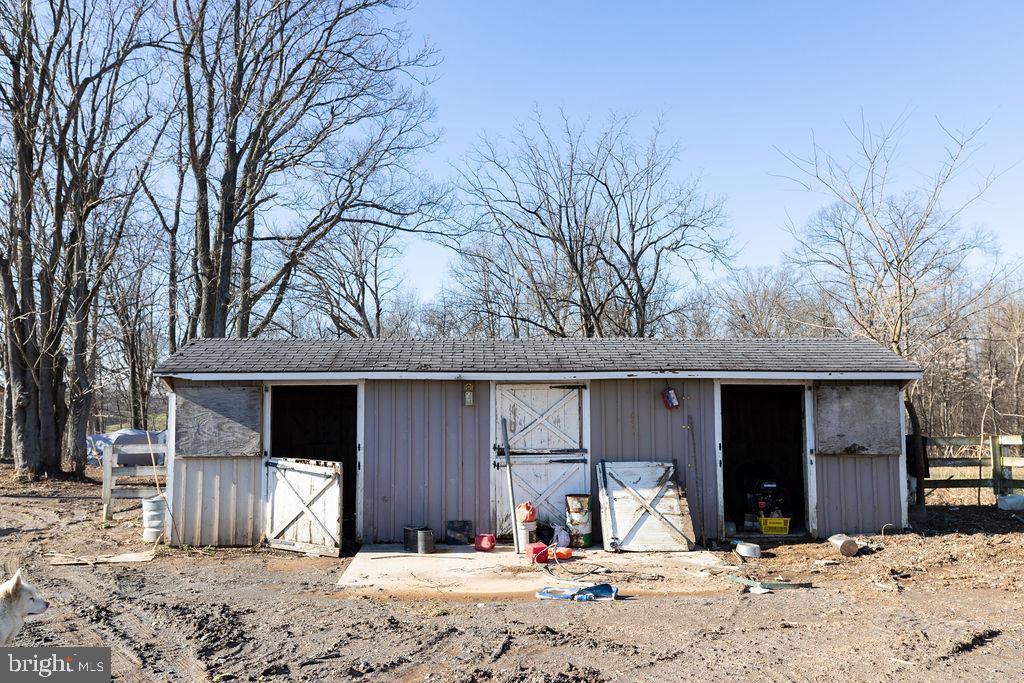 10510 Fountain School Road Union Bridge, MD 21791 - Photo 28 of 47 2-stall barn w/ elec., water, drain, tack area