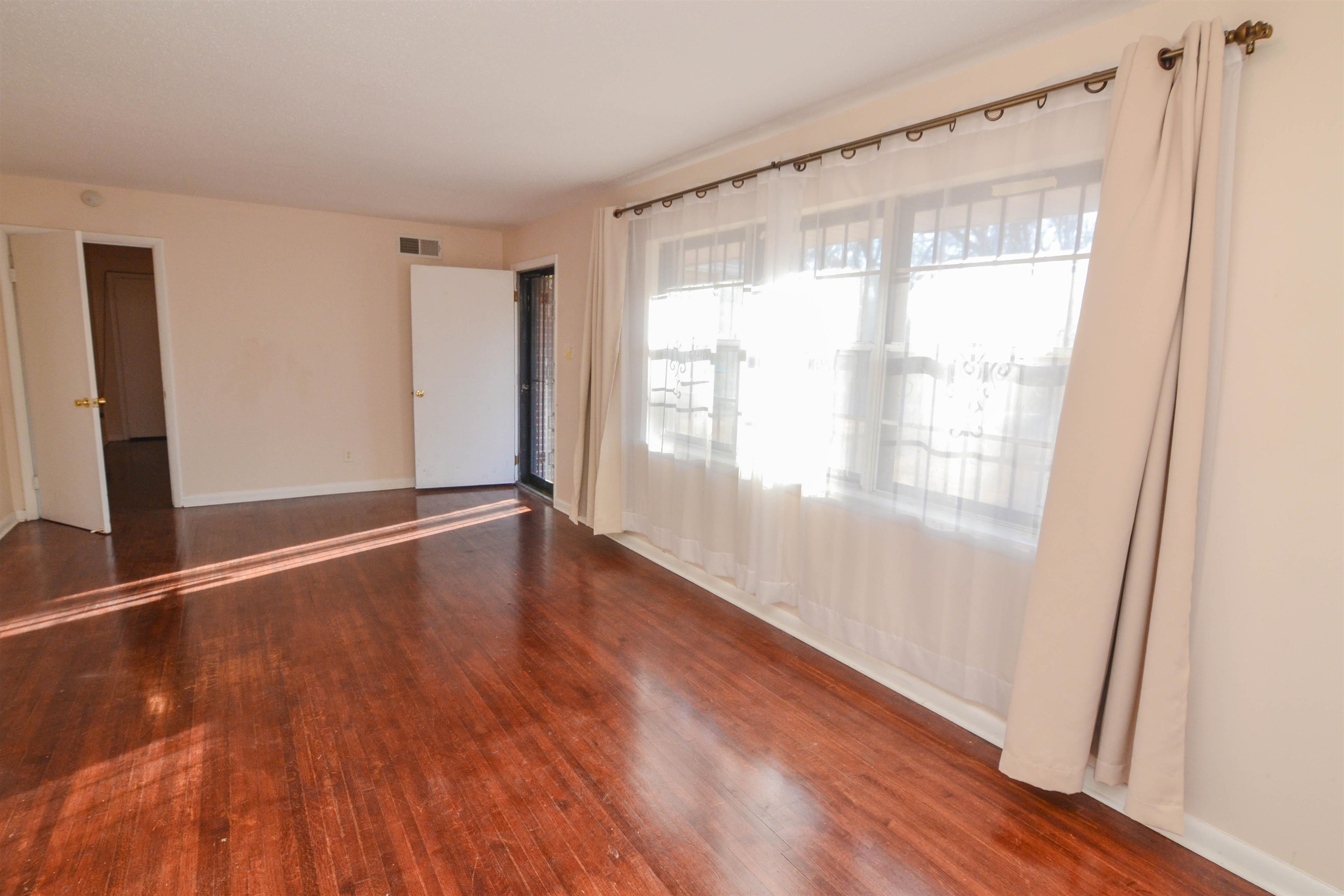 732 Westview Road Memphis, TN 38109 - Photo 5 of 18 NO CARPET