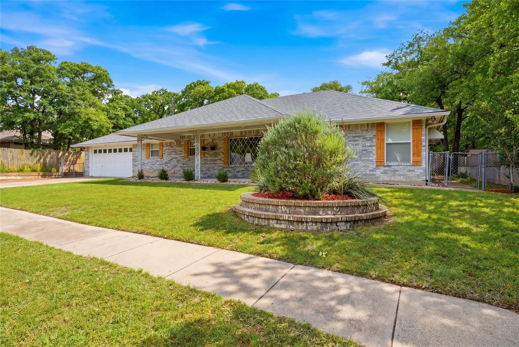 217 Spruce Circle Azle, TX 76020 - Photo 3 of 39