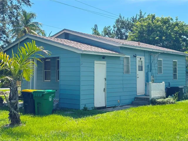 a view of front of a house with a yard