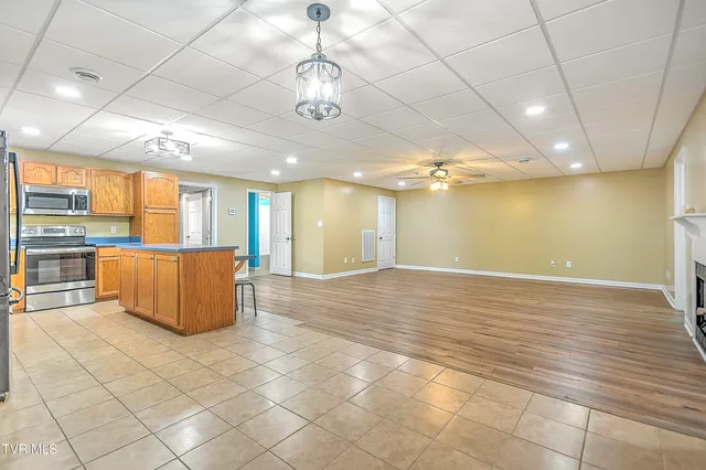 $899,000 | 476 Sportsman Dock Road, Piney Flats, TN 37686