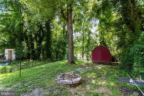 a view of a back yard