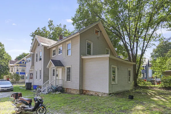 a view of backyard of the house