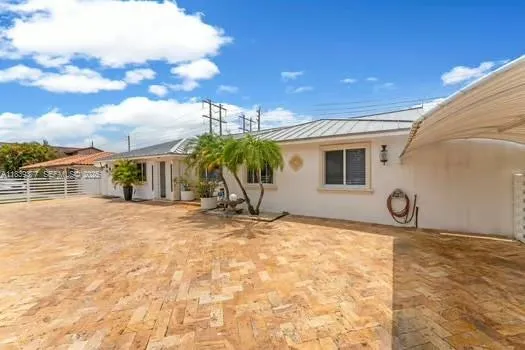 a view of a house with backyard