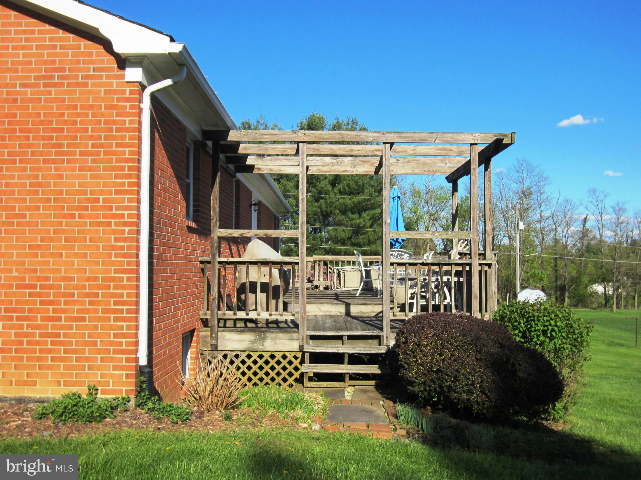 39159 Rodeffer Road Lovettsville, VA 20180 - Photo 22 of 30 LArge Deck