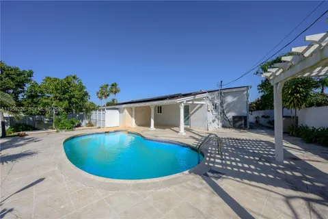 a view of a backyard