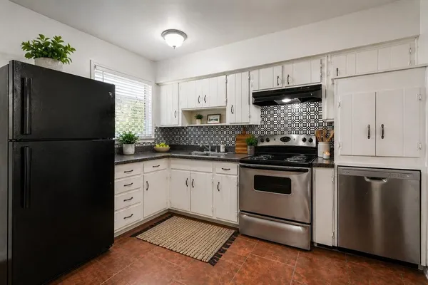 $1,900 | 1905 South Cooper Street, Arlington, TX 76010