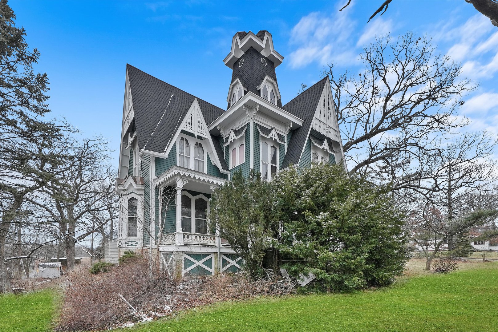 112 South Charleton Street Willow Springs, IL 60480 - Photo 1 of 34 a front view of a house with garden