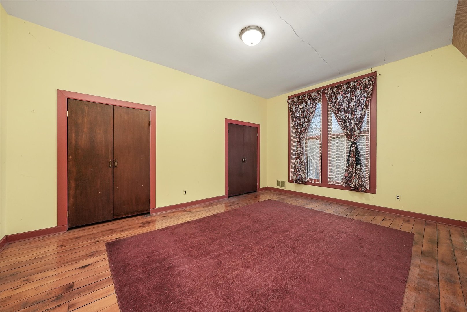 112 South Charleton Street Willow Springs, IL 60480 - Photo 23 of 34 an empty room with windows and closet