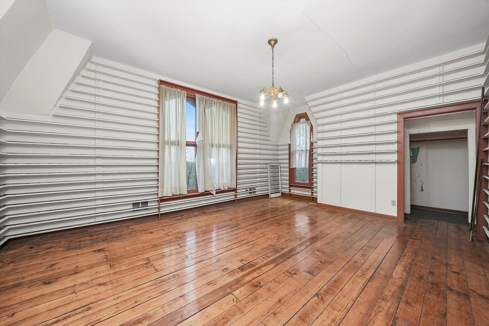 112 South Charleton Street Willow Springs, IL 60480 - Photo 24 of 34 a view of empty room with wooden floor