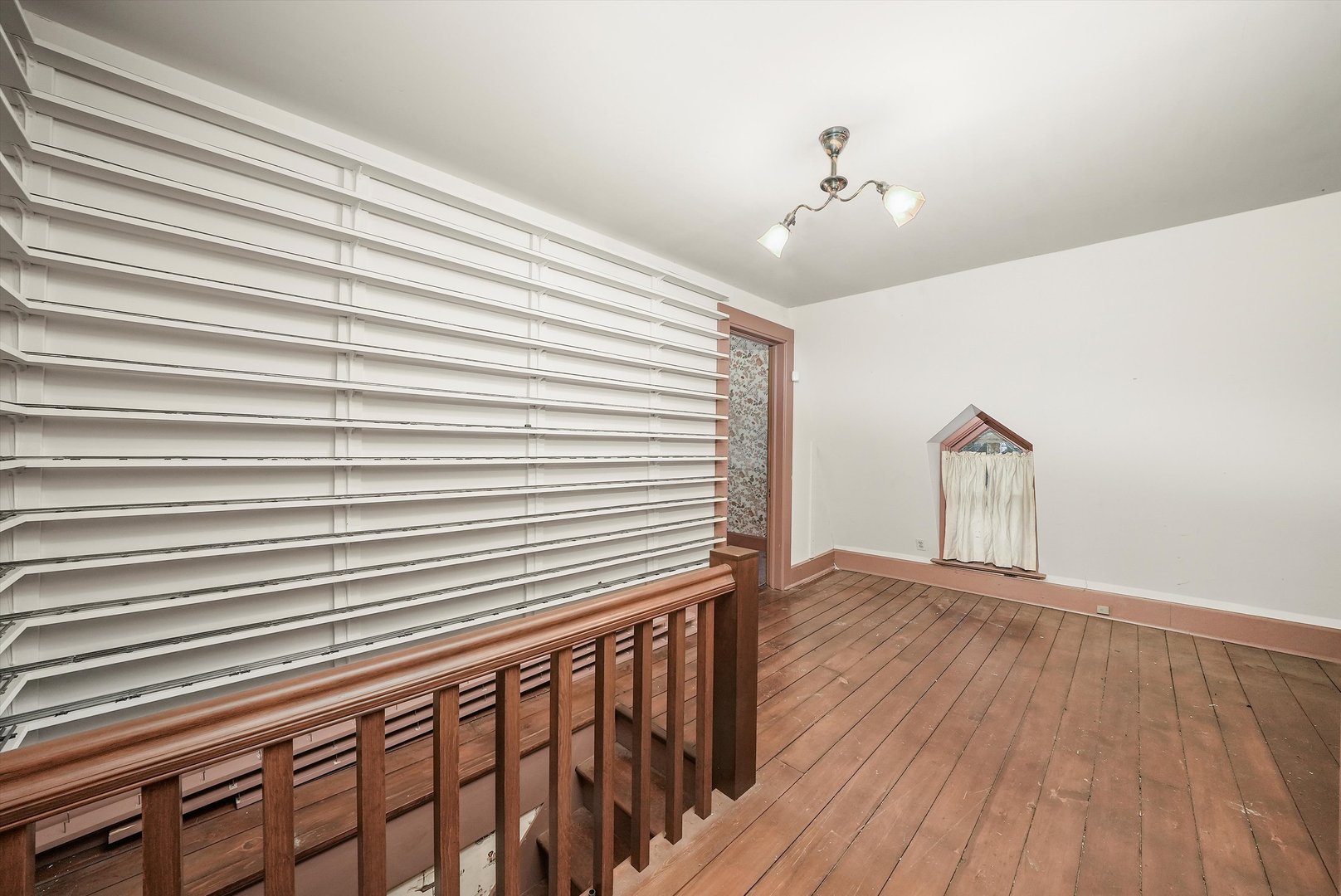 112 South Charleton Street Willow Springs, IL 60480 - Photo 25 of 34 a view of a livingroom with wooden floor