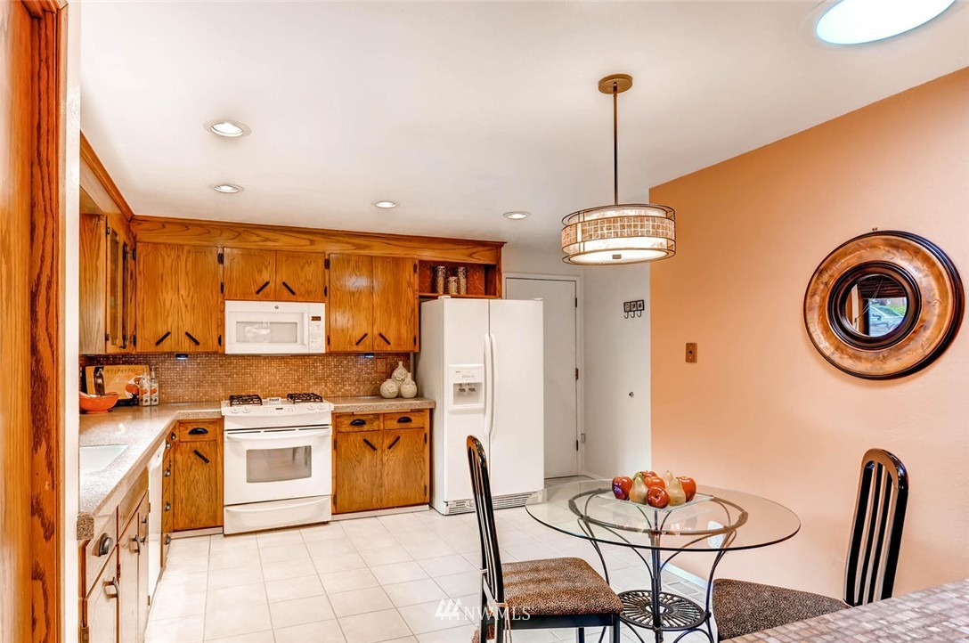 12438 Southeast 98th Street Renton, WA 98056 - Photo 4 of 25