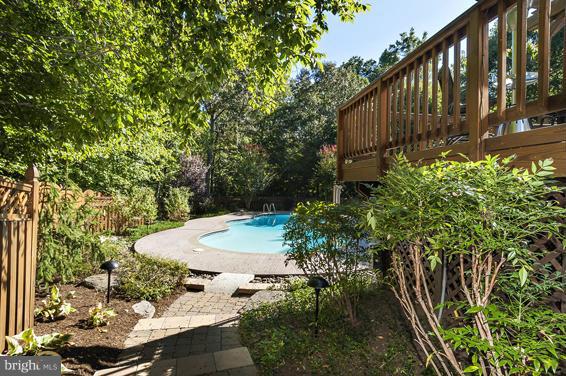 531 Post Oak Road Annapolis, MD 21401 - Photo 26 of 30 Side walkway to pool