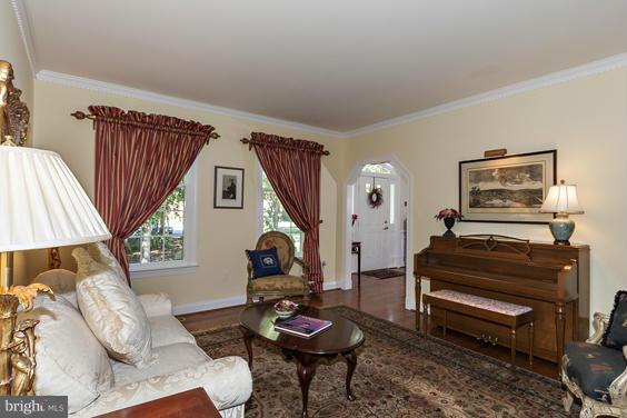 531 Post Oak Road Annapolis, MD 21401 - Photo 4 of 30 Living Room