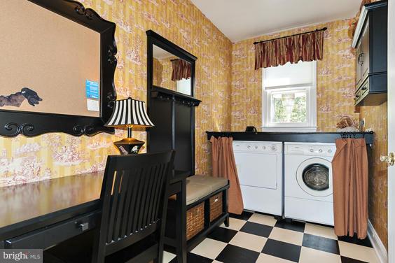 531 Post Oak Road Annapolis, MD 21401 - Photo 10 of 30 Mud room/laundry room off kitchen