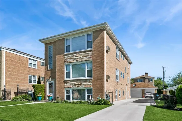 $2,000 | 7322 West Crain Street, Unit 1, Niles, IL 60714