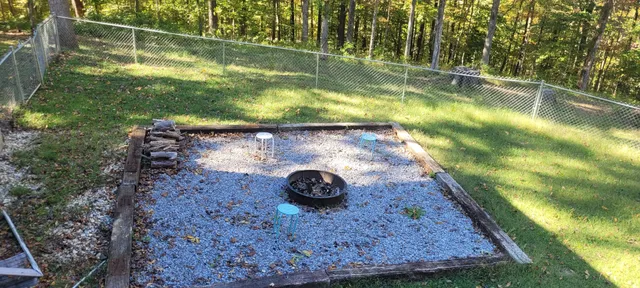 a view of a backyard