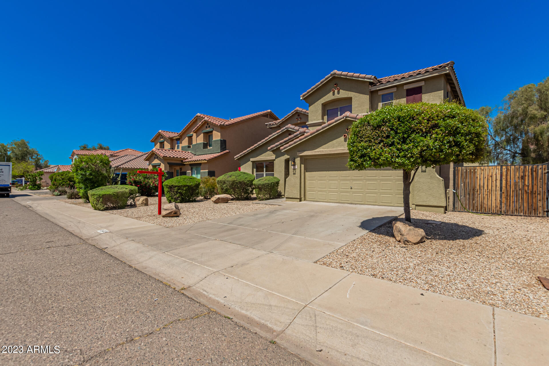 2432 West Bloch Road Phoenix, AZ 85041 - Photo 3 of 27 0006-06 - Bloch