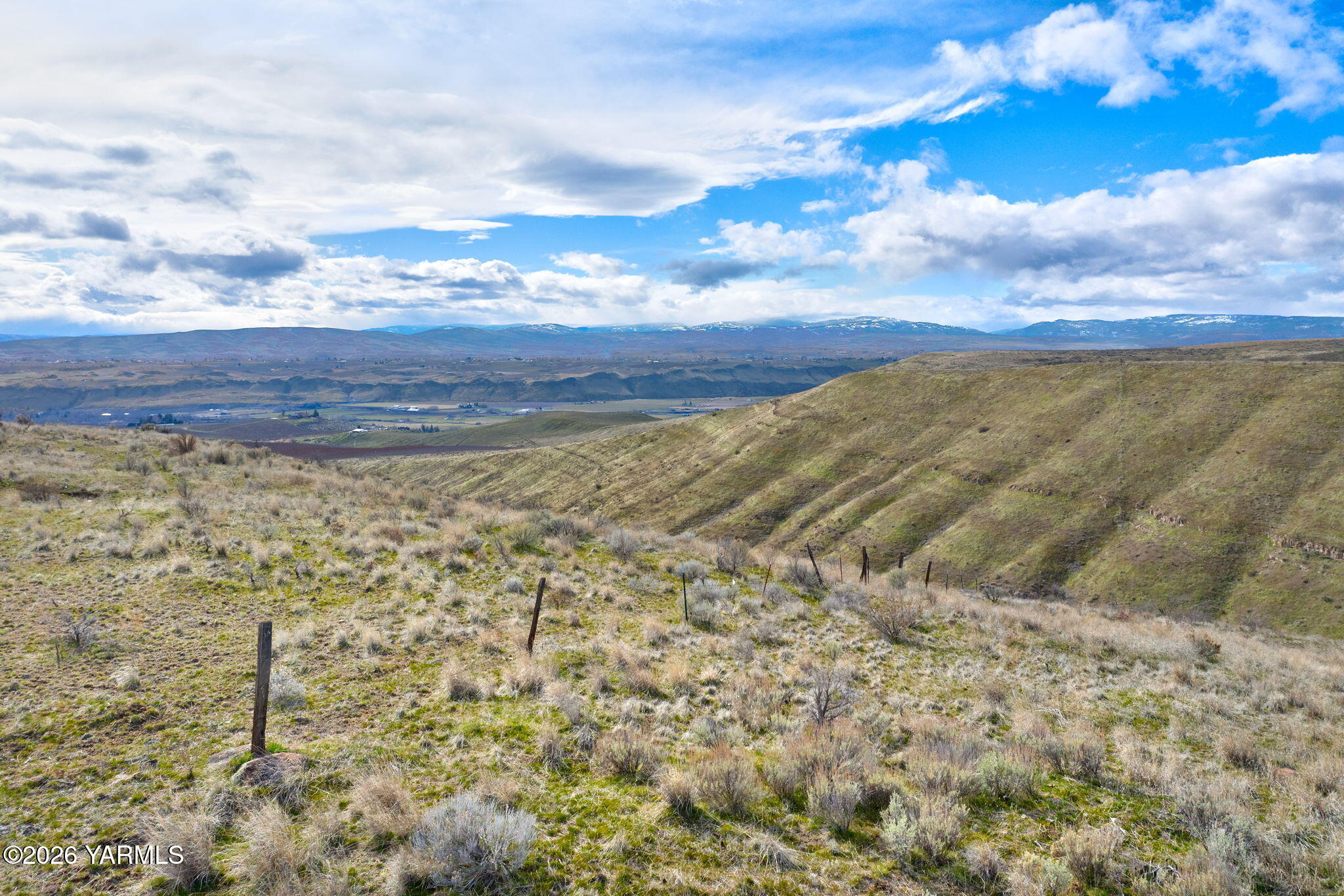 Nka Nka Wenas Road South Selah, WA 98942 - Photo 12 of 33 a view of a dry yard with wooden fence